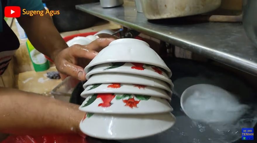 Tanpa perlu digosok, ini cara mengubah mangkuk dekil jadi bersih dan kinclong lagi cuma pakai 1 bahan