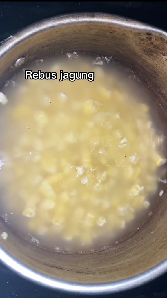 Agar kenyang maksimal, aksi perempuan makan jasuke ini bikin nggak habis pikir