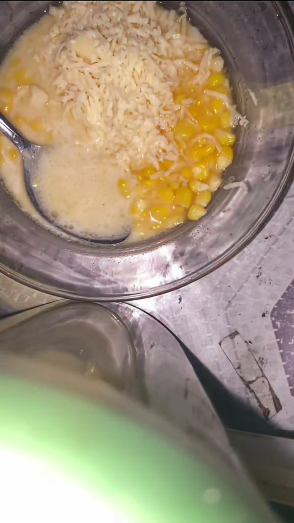 Agar kenyang maksimal, aksi perempuan makan jasuke ini bikin nggak habis pikir