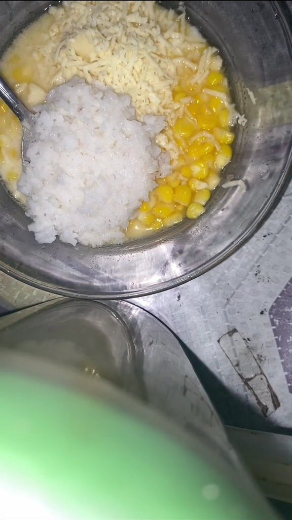 Agar kenyang maksimal, aksi perempuan makan jasuke ini bikin nggak habis pikir