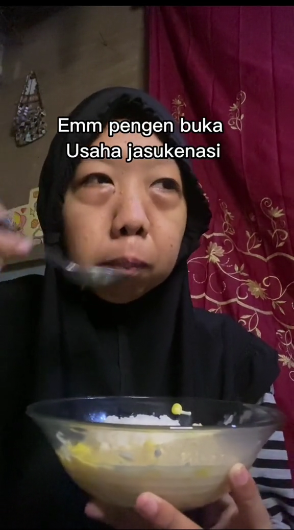 Agar kenyang maksimal, aksi perempuan makan jasuke ini bikin nggak habis pikir