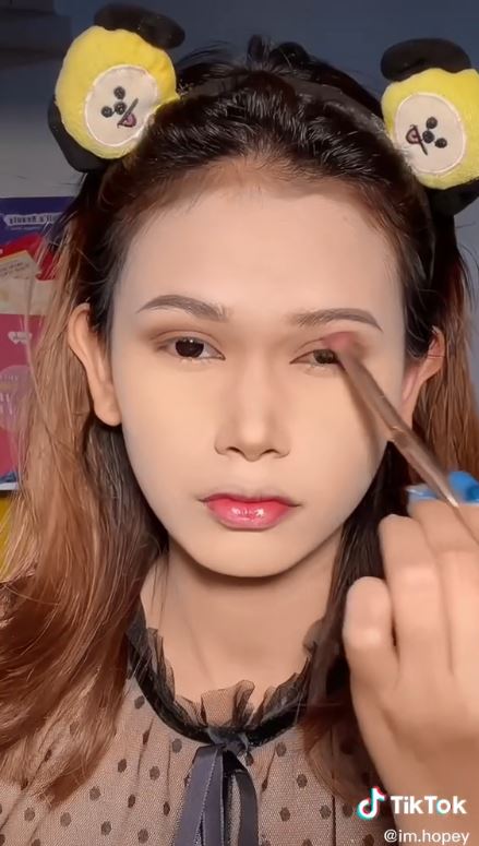 Transformasi wanita recreate makeup ala Jenna Ortega di Wednesday, hasilnya mirip banget