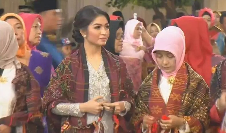 7 Pesona Selvi Ananda hadiri pernikahan keluarga Jokowi, konsisten anggun dengan kebaya