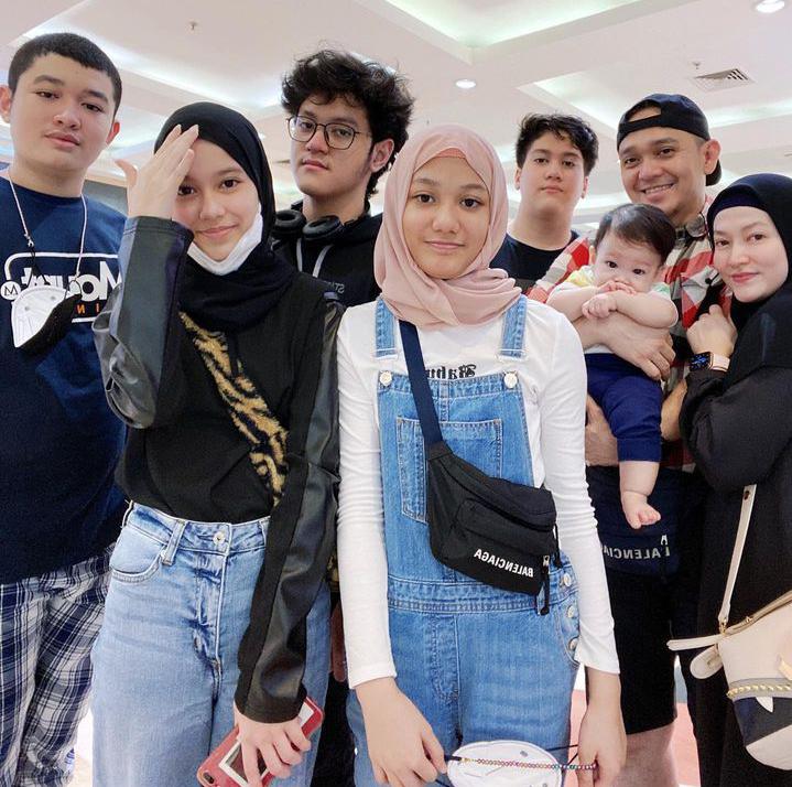 lyra virna dan buah hatinya © berbagai sumber