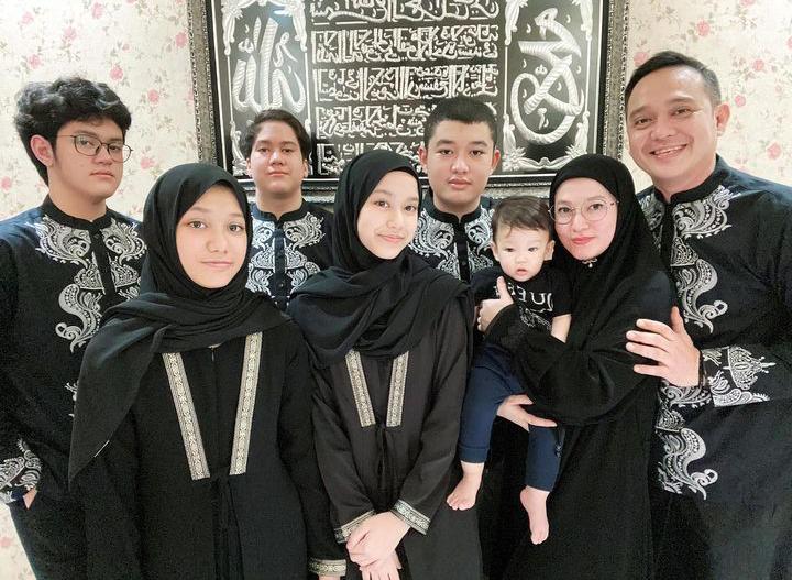 lyra virna dan buah hatinya © berbagai sumber