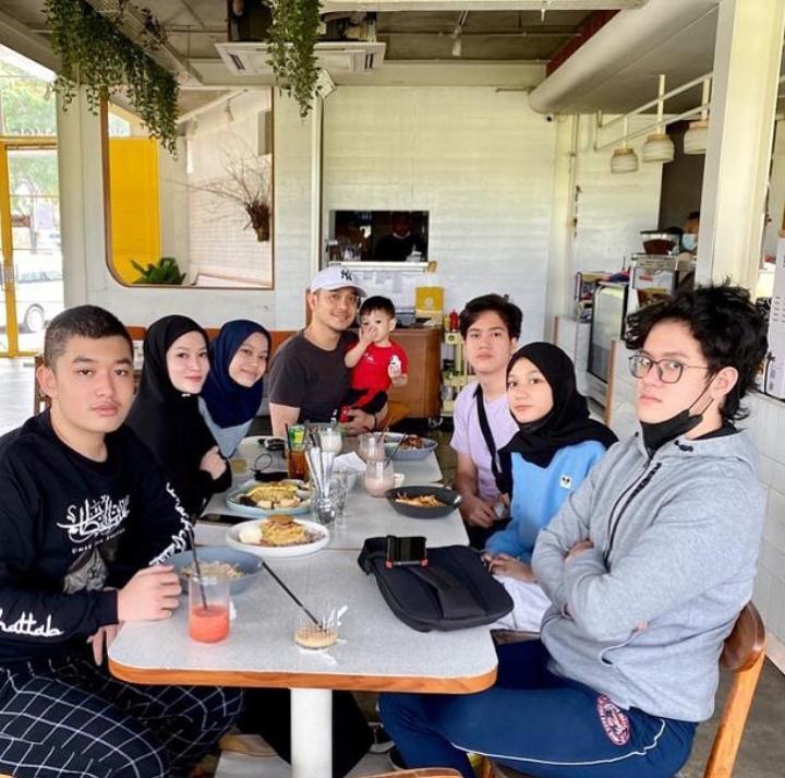 lyra virna dan buah hatinya © berbagai sumber