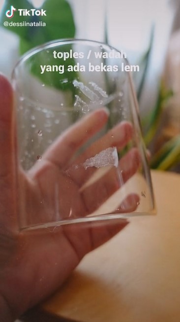 Cepat tanpa bekas, ini cara simpel hilangkan sisa lem bekas tempelan stiker di toples