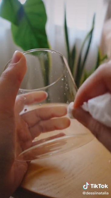 Cepat tanpa bekas, ini cara simpel hilangkan sisa lem bekas tempelan stiker di toples