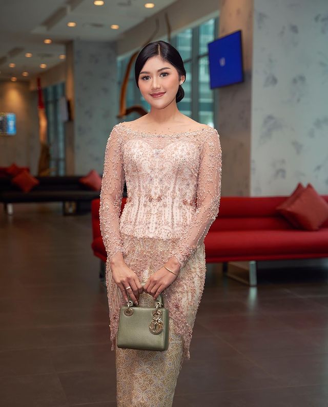 Erina Gudono tampil cantik dengan busana kebaya © 2023 brilio.net