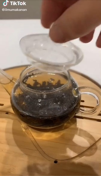 Bukan ditambah banyak gula, ini trik hilangkan rasa pahit teh usai diseduh cuma pakai 1 bumbu dapur