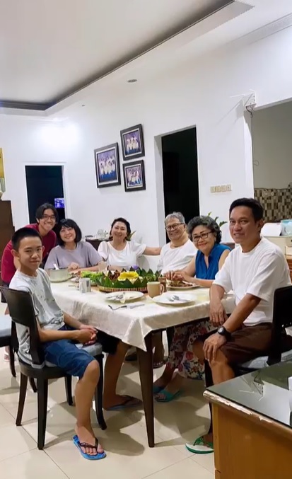 potret kenangan kebersamaan indy barends dan sang ayah © berbagai sumber potret kenangan kebersamaan indy barends dan sang ayah © berbagai sumber