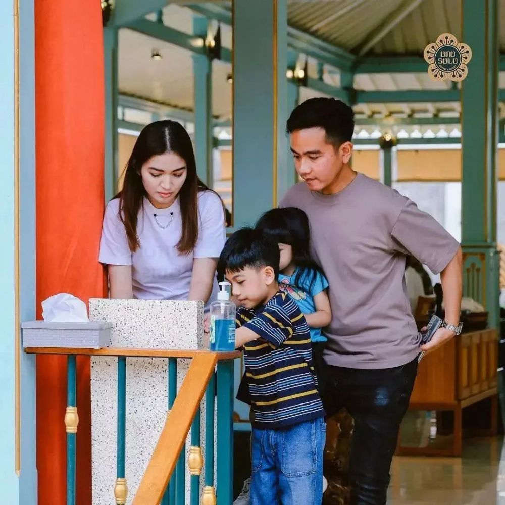 selvi momong anak © Instagram selvi momong anak © Instagram