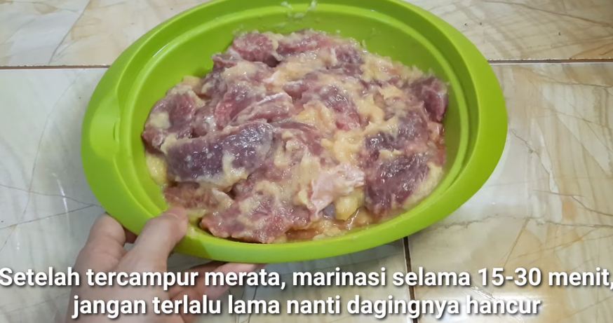 Tanpa harus direbus terlebih dahulu, ini cara ampuh mengempukkan daging sapi