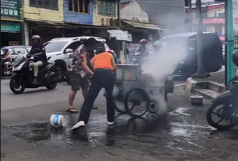 Momen pemuda bantu padamkan gerobak penjual kali lima yang terbakar, aksi heroiknya bikin salut