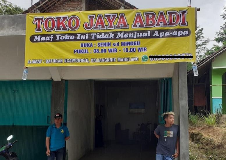 Spanduk lucu jualan barang nggak berguna Berbagai sumber