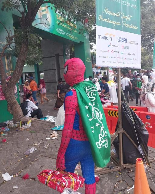 11 Potret kocak kalau Spider-Man tinggal di Indonesia, ada yang jadi kurir