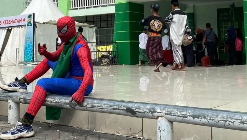 11 Potret kocak kalau Spider-Man tinggal di Indonesia, ada yang jadi kurir