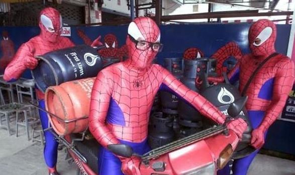 11 Potret kocak kalau Spider-Man tinggal di Indonesia, ada yang jadi kurir