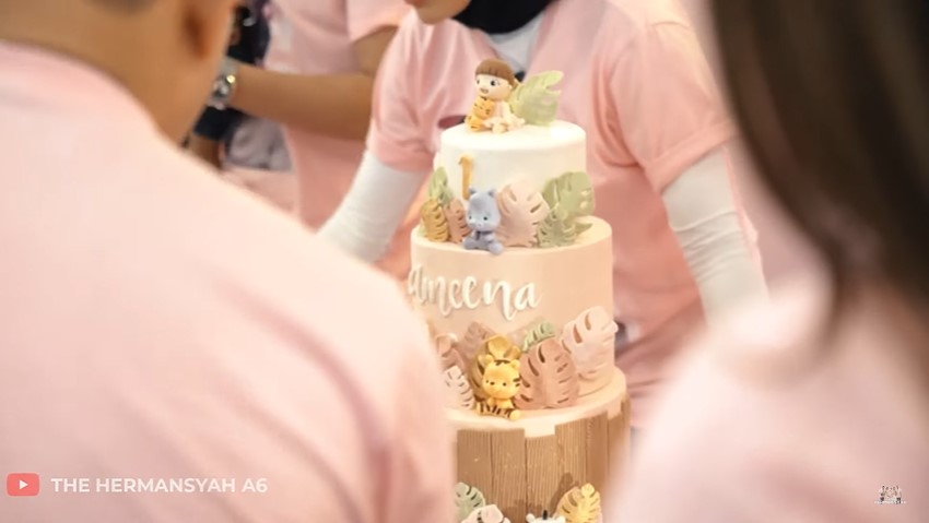 Kece bertema kebun binatang, ini 10 detail kue ultah Ameena anak Aurel Hermansyah dan Atta Halilintar