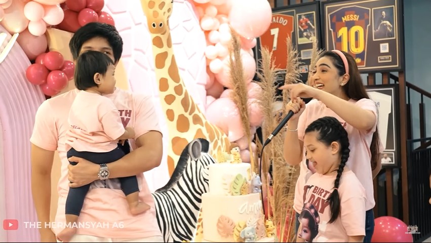 Kece bertema kebun binatang, ini 10 detail kue ultah Ameena anak Aurel Hermansyah dan Atta Halilintar