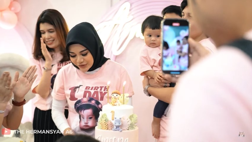 Kece bertema kebun binatang, ini 10 detail kue ultah Ameena anak Aurel Hermansyah dan Atta Halilintar