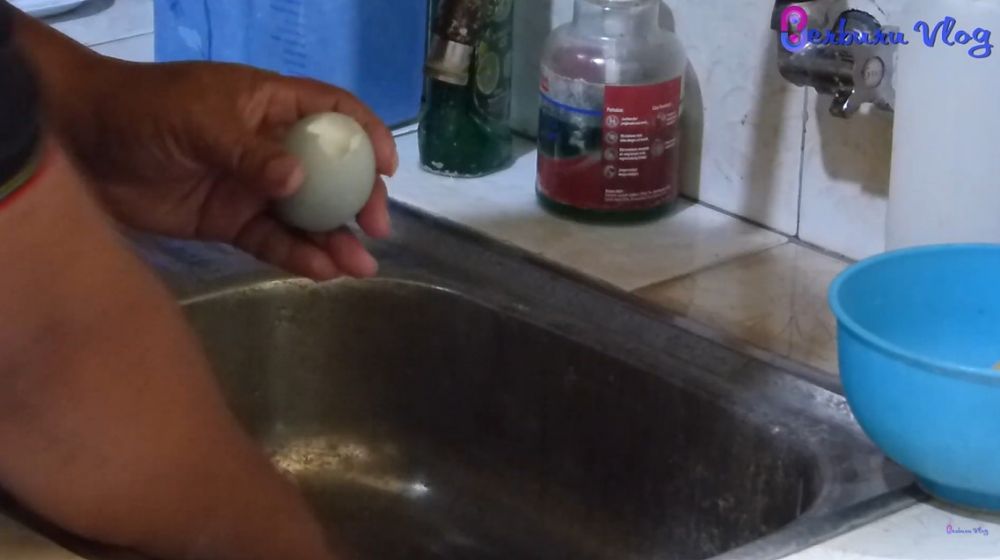 Trik mengupas telur asin supaya bagian putihnya tak menempel di cangkang, auto mulus