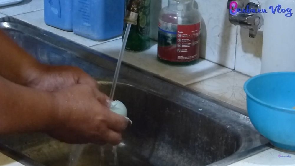 Trik mengupas telur asin supaya bagian putihnya tak menempel di cangkang, auto mulus