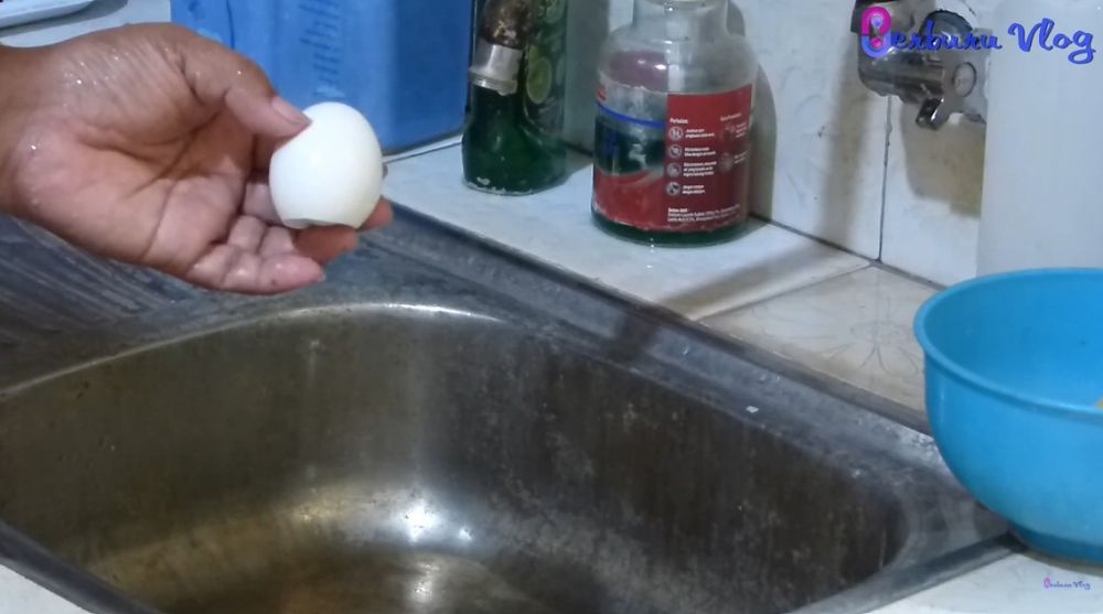 Trik mengupas telur asin supaya bagian putihnya tak menempel di cangkang, auto mulus
