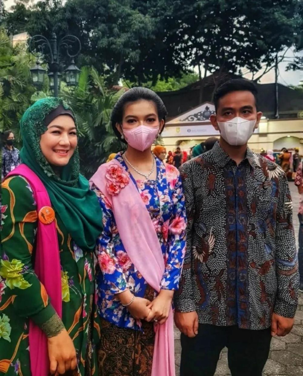 selvi dampingi gibran berbagai sumber