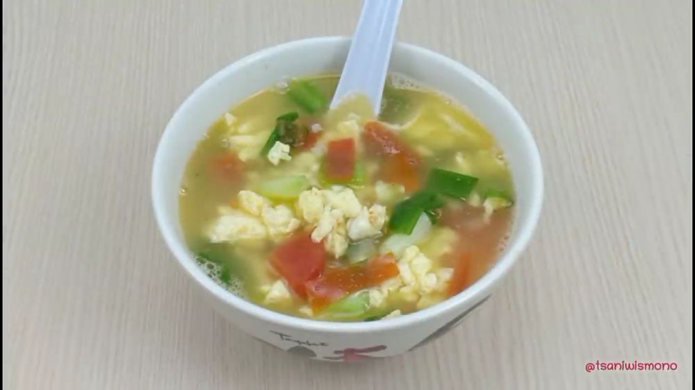 Cuma butuh 7 menit, ini trik praktis bikin sup telur yang nikmat dan tidak amis