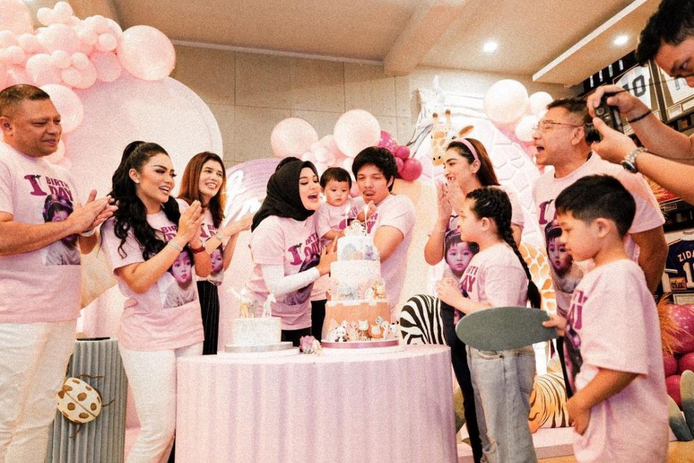 momen perayaan ultah pertama anak seleb © berbagai sumber momen perayaan ultah pertama anak seleb © berbagai sumber
