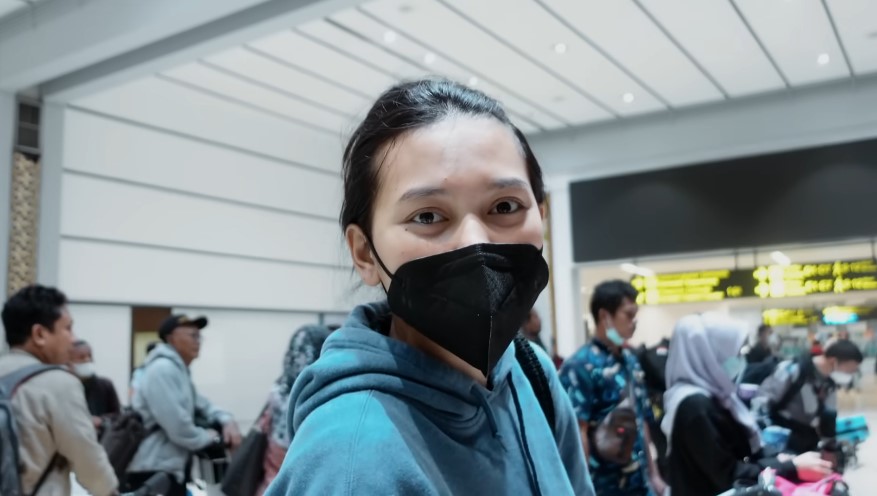 Indah hadir ke pernikahan sang adik © YouTube