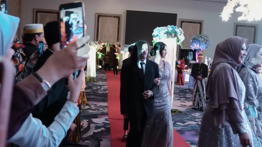 Indah hadir ke pernikahan sang adik © YouTube