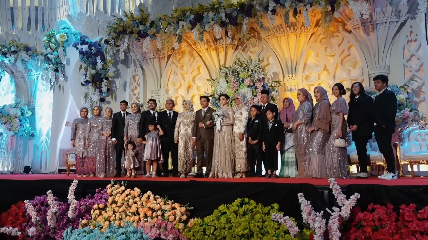 Indah hadir ke pernikahan sang adik © YouTube