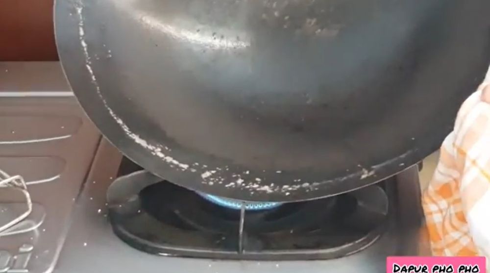 Jangan langsung dicuci, begini cara menghilangkan getah nangka yang menempel di wajan