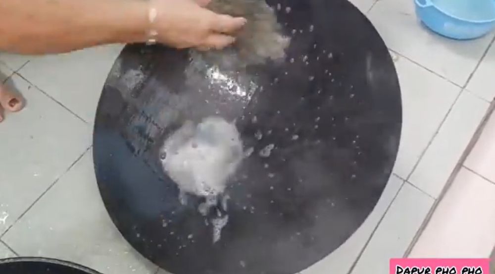 Jangan langsung dicuci, begini cara menghilangkan getah nangka yang menempel di wajan