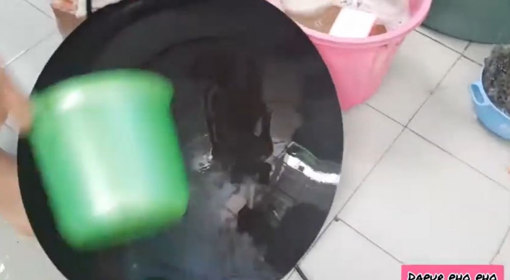 Jangan langsung dicuci, begini cara menghilangkan getah nangka yang menempel di wajan