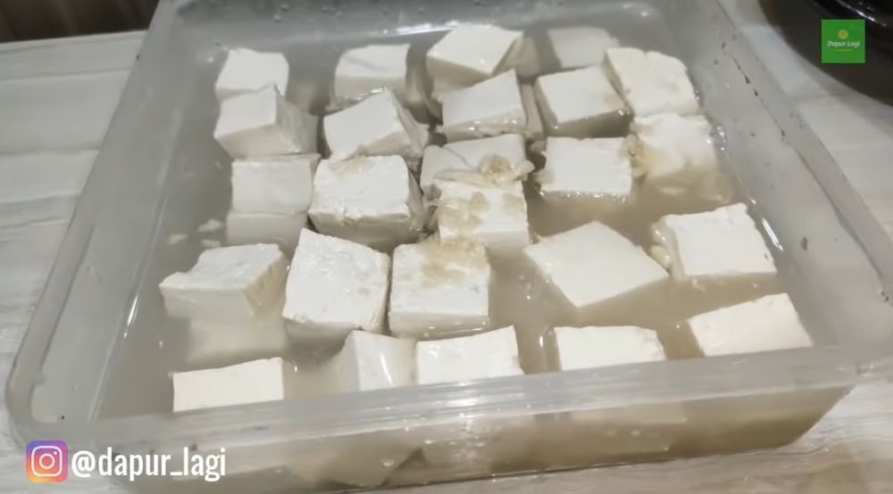 Tanpa tambahan tepung, ini trik menggoreng tahu susu agar tak mudah hancur dan tetap renyah