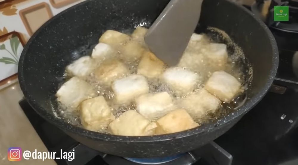 Tanpa tambahan tepung, ini trik menggoreng tahu susu agar tak mudah hancur dan tetap renyah