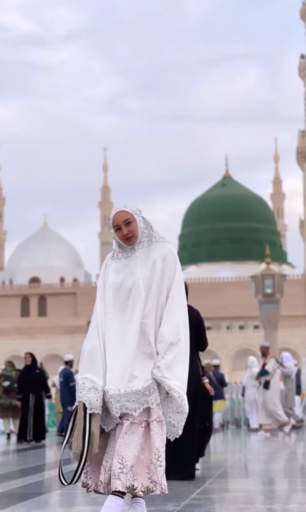 intip 11 potret Tata Cahyani saat pakai jilbab © 2023 brilio.net