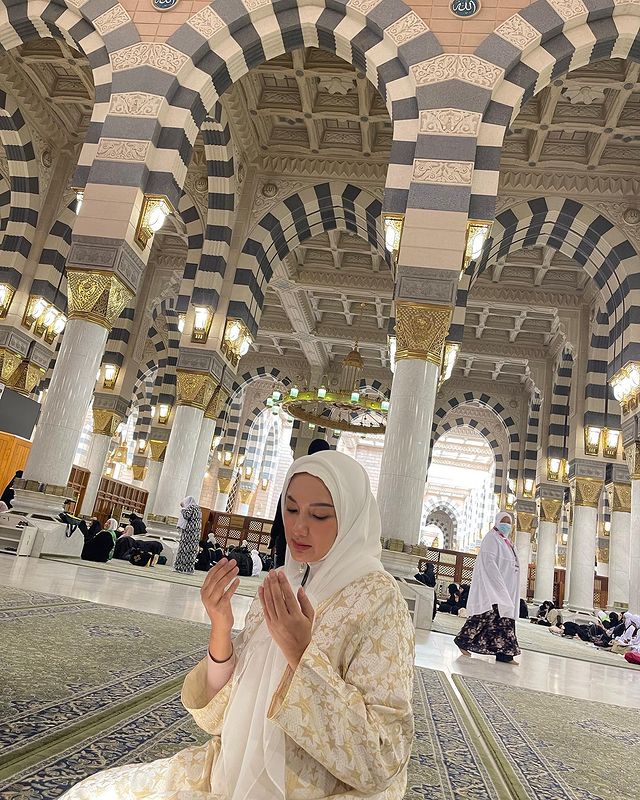 intip 11 potret Tata Cahyani saat pakai jilbab © 2023 brilio.net