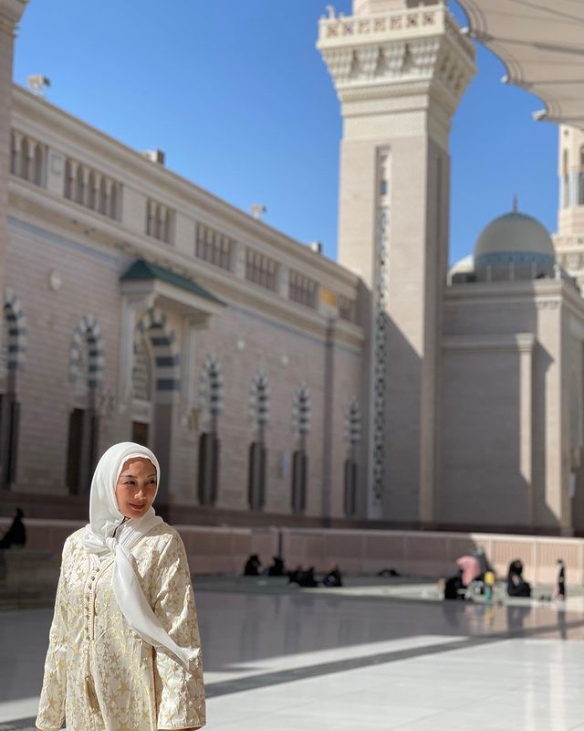 Penampilannya saat umrah dipuji, ini 11 potret Tata Cahyani eks istri Tommy Soeharto saat pakai jilbab