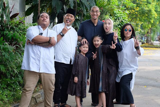 11 Momen kebersamaan Indro Warkop DKI dan anak-anaknya yang sudah dewasa, bahagia momong cucu