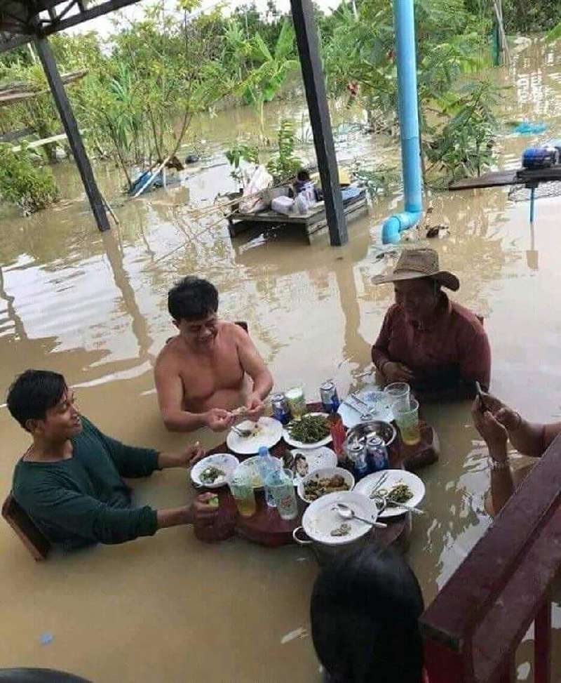 potret nyeleneh orang nyantai © berbagai sumber