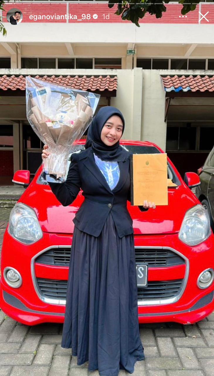 momen bahagia ega noviantika lulus S1 usai punya dua anak © berbagai sumber