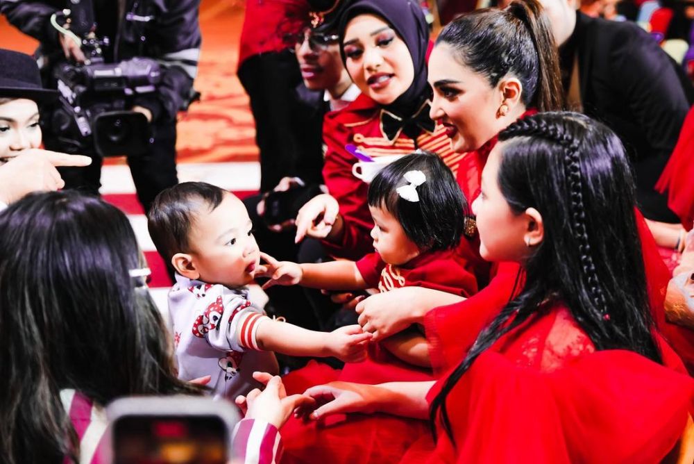 Potret perayaan pesta ulang tahun pertama Ameena © 2023 brilio.net Potret perayaan pesta ulang tahun pertama Ameena © 2023 brilio.net