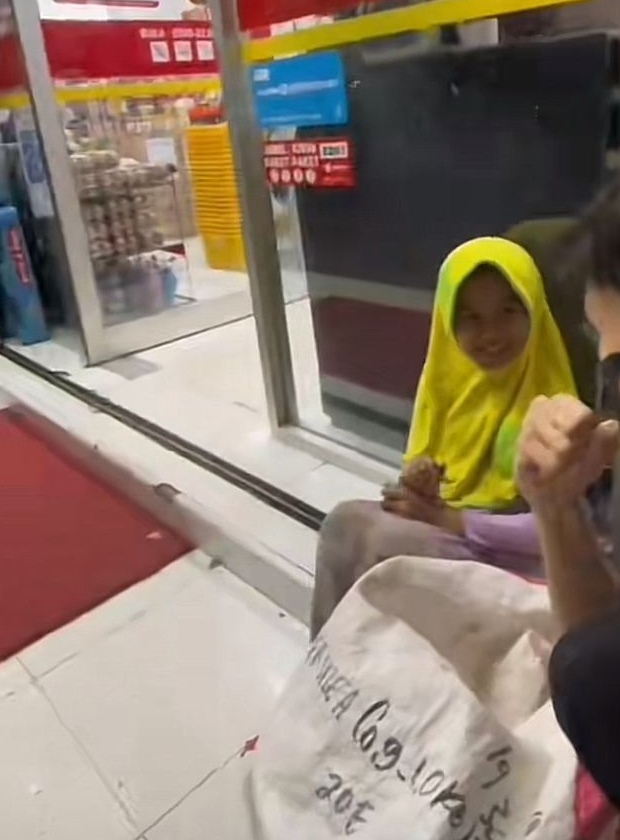 anak perempuan tidur di emperan toko © 2023 brilio.net anak perempuan tidur di emperan toko © 2023 brilio.net