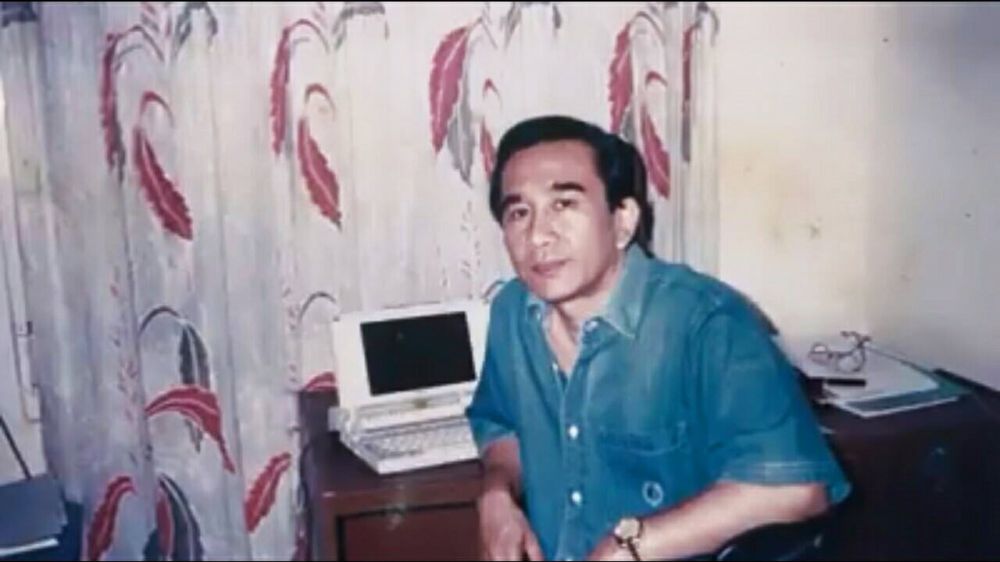 Penulis kisah 'Wiro Sableng' ini ternyata ayah aktor top, ini 9 potret lawasnya mirip sang anak
