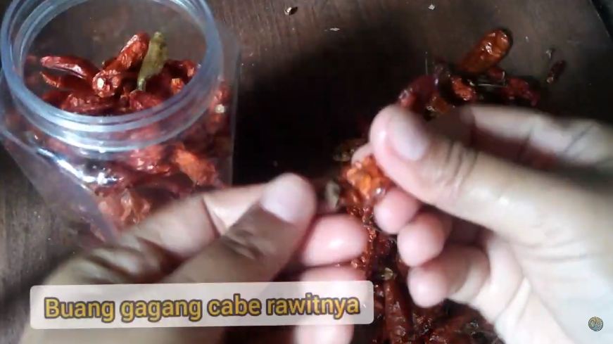 Tanpa perlu dimasukkan kulkas, ini trik menyimpan cabai kering agar awet hingga setahun