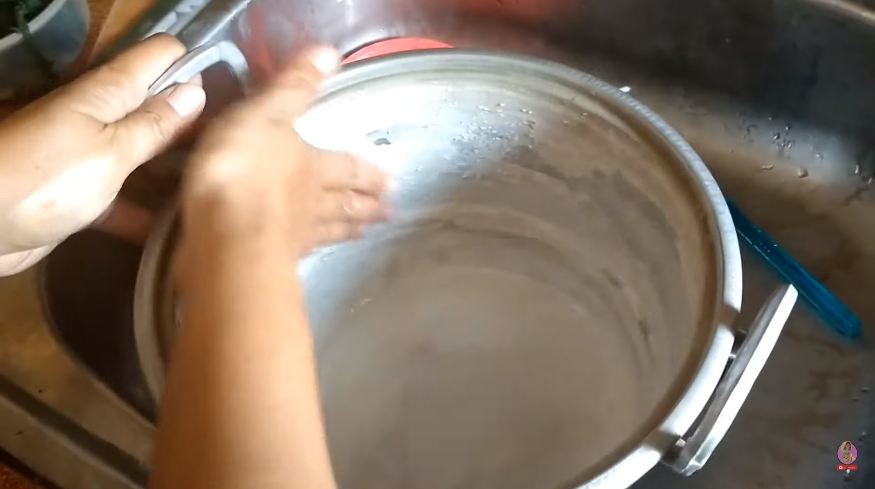 Praktis hanya pakai 1 bahan dapur, ini cara bersihkan kerak air di bagian dalam panci